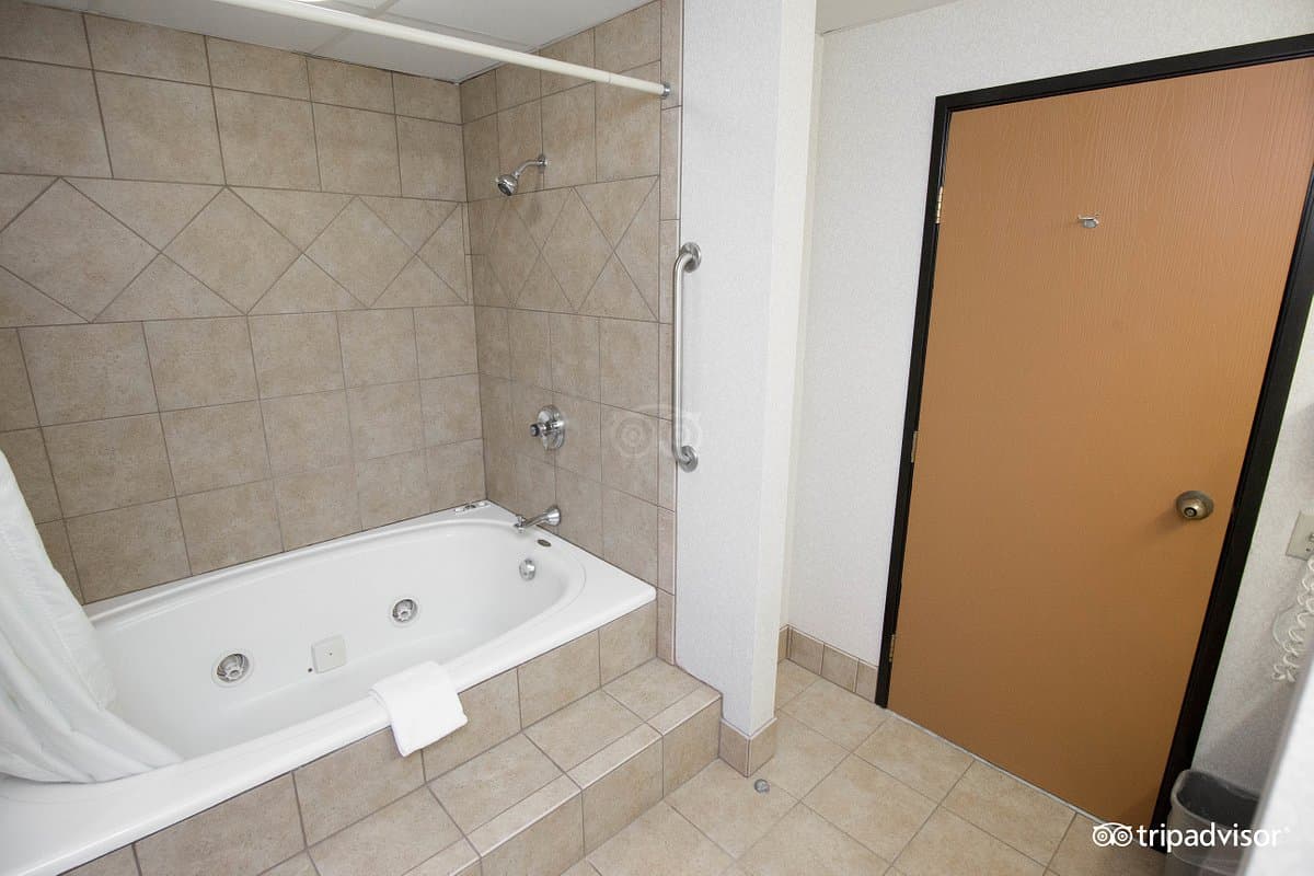 Comfort Inn at Thousand Hills Jacuzzi room