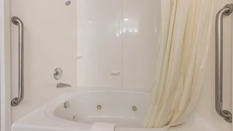 Comfort Suites St Charles – St Louis Jacuzzi room