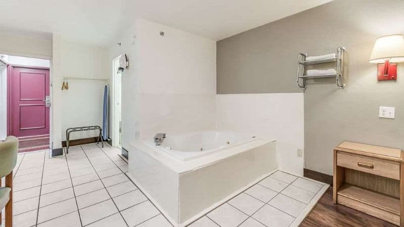 Econo Lodge Truman Inn Jacuzzi room
