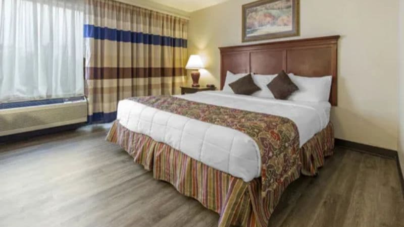 Lamplighter Inn & Suites South hotel photo 2