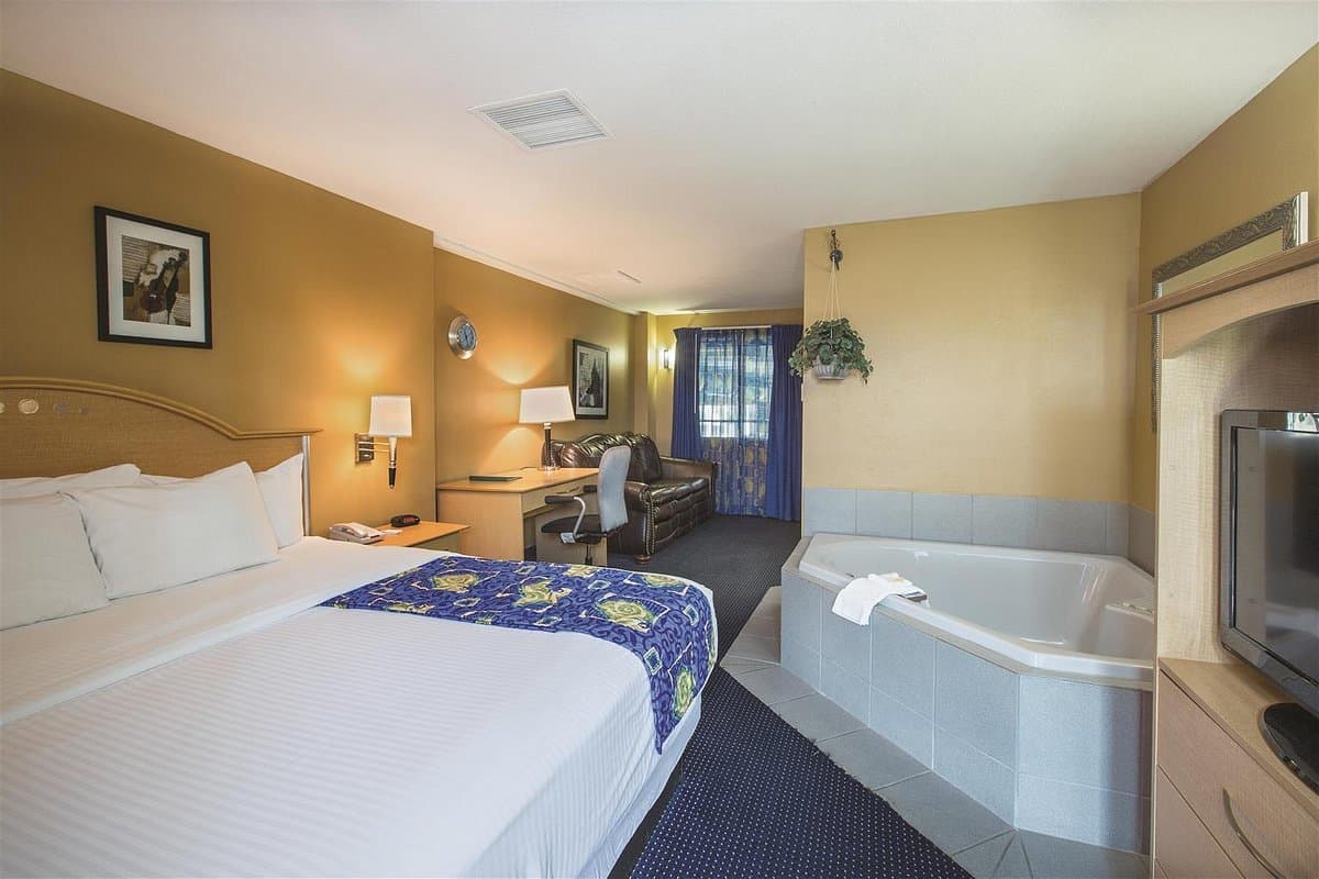 Quality Inn Branson – Hwy 76 Central Jacuzzi room