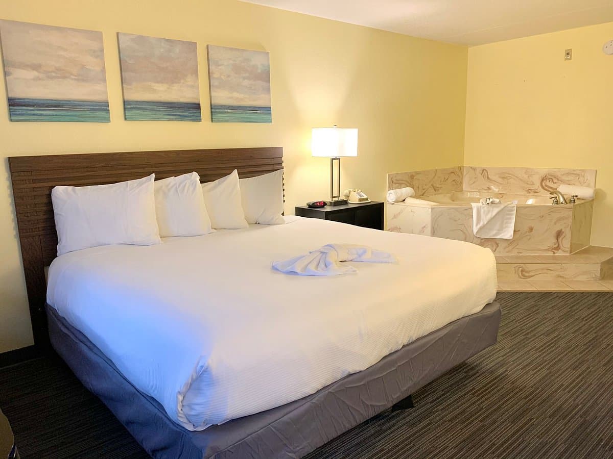 Seven Gables Inn Jacuzzi room