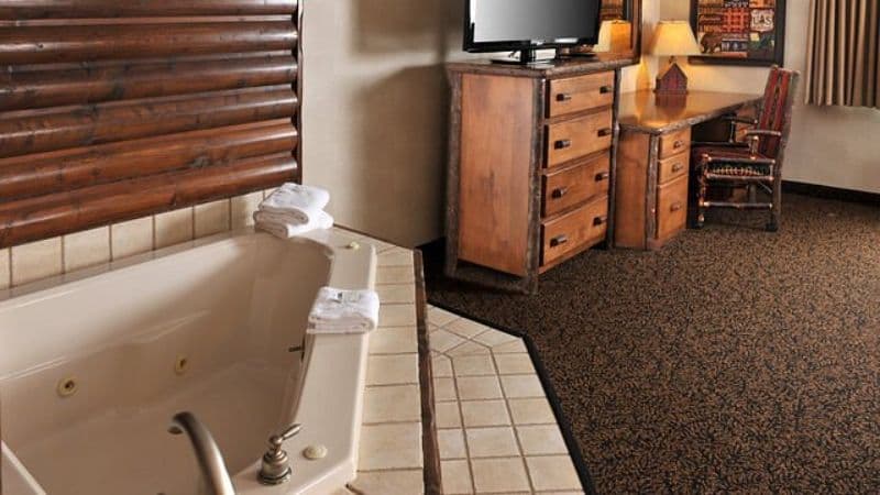 Stoney Creek Hotel St. Joseph Jacuzzi room