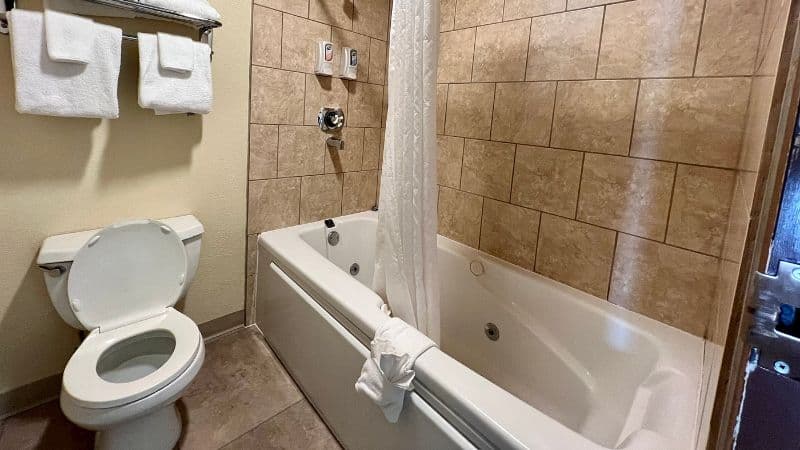 Beartooth Hideaway Inn & Cabins Jacuzzi room