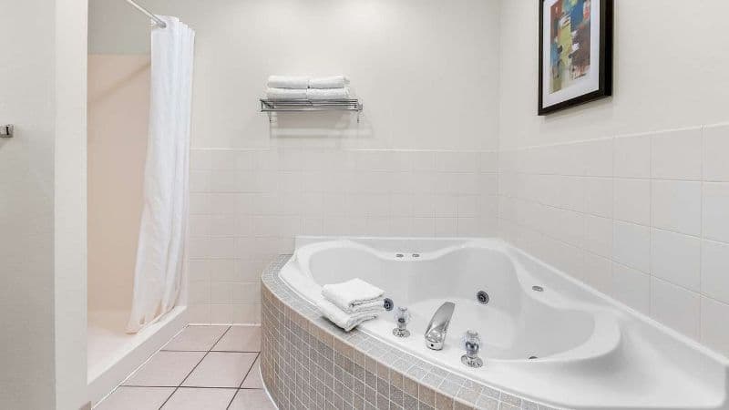 Best Western Rocky Mountain Lodge Jacuzzi room