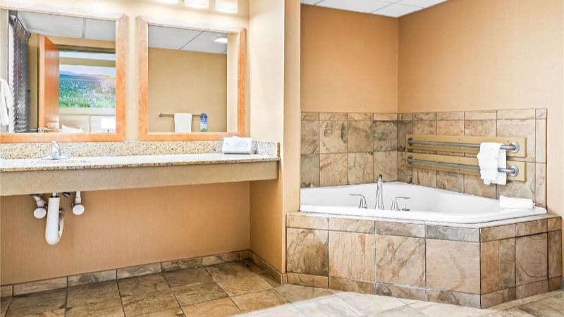 Days Inn by Wyndham Helena Jacuzzi room