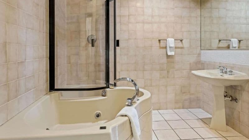 FairBridge Inn Express Billings Jacuzzi room