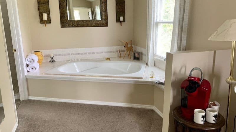 Fox Hollow Inn Jacuzzi room