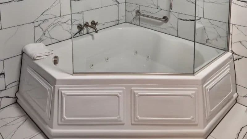 Kelly Inn Billings Jacuzzi room
