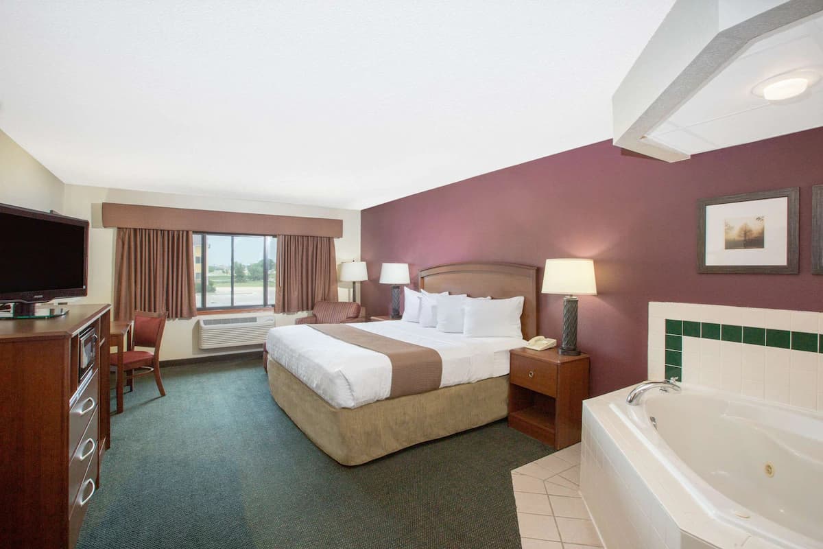 AmericInn by Wyndham Kearney Jacuzzi room