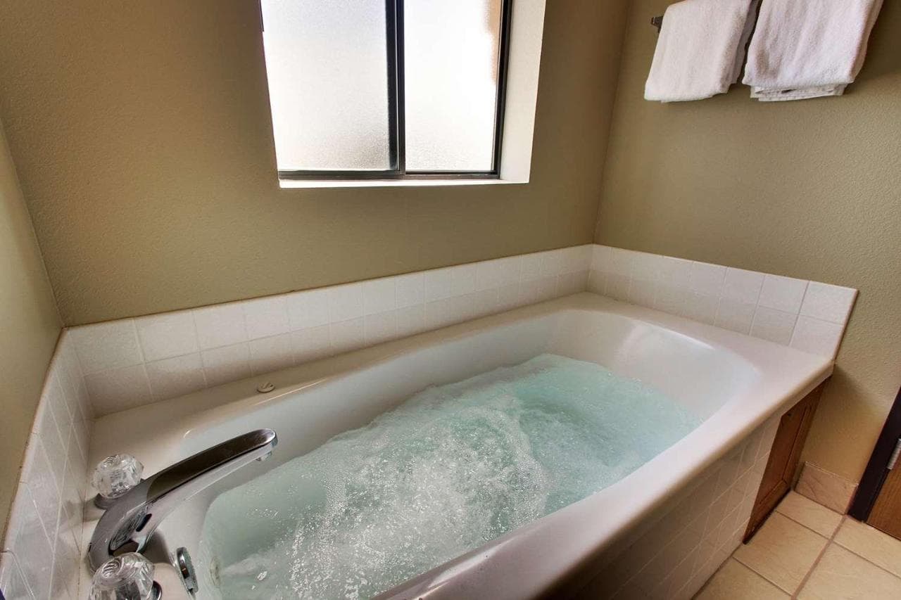 Best Western West Hills Inn Jacuzzi room