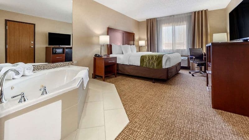 Comfort Inn Grand Island North Jacuzzi room