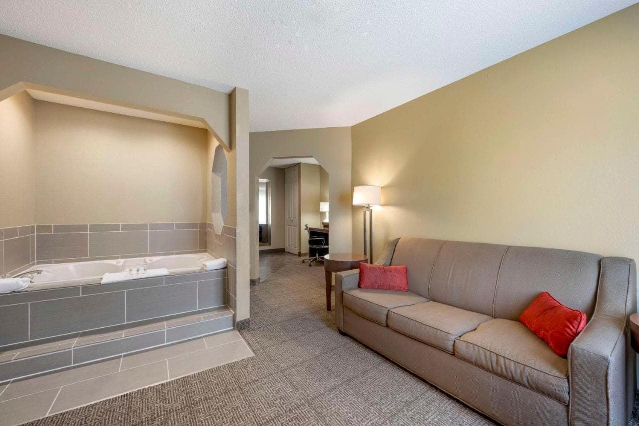 Comfort Inn Lexington Jacuzzi room