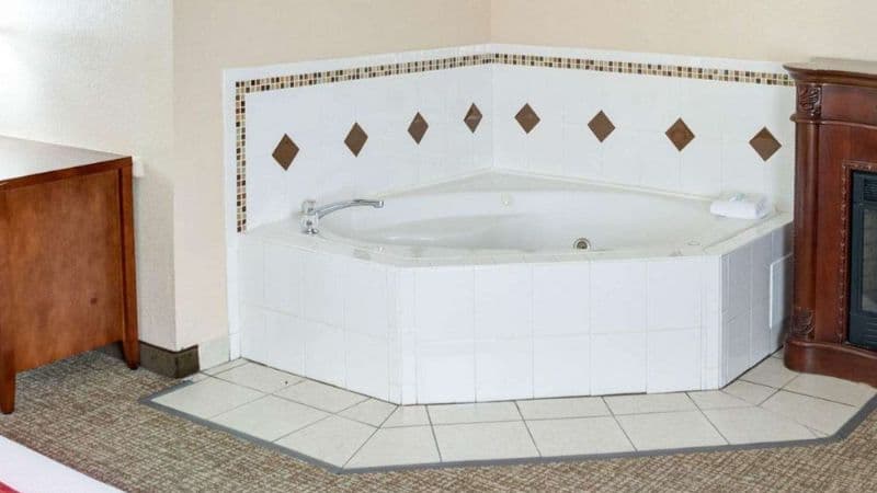 Comfort Suites Omaha Jacuzzi room