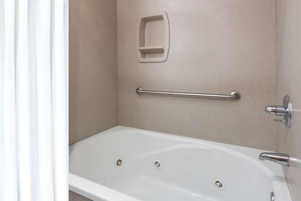 Days Inn by Wyndham Sidney Jacuzzi room