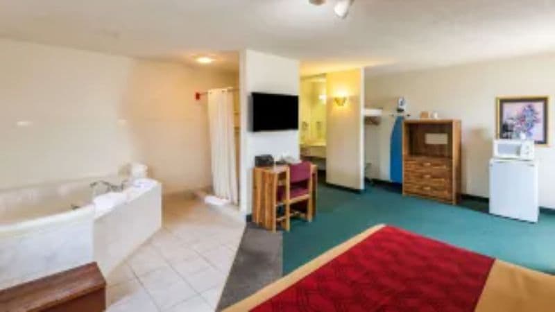 Econo Lodge Lincoln Jacuzzi room