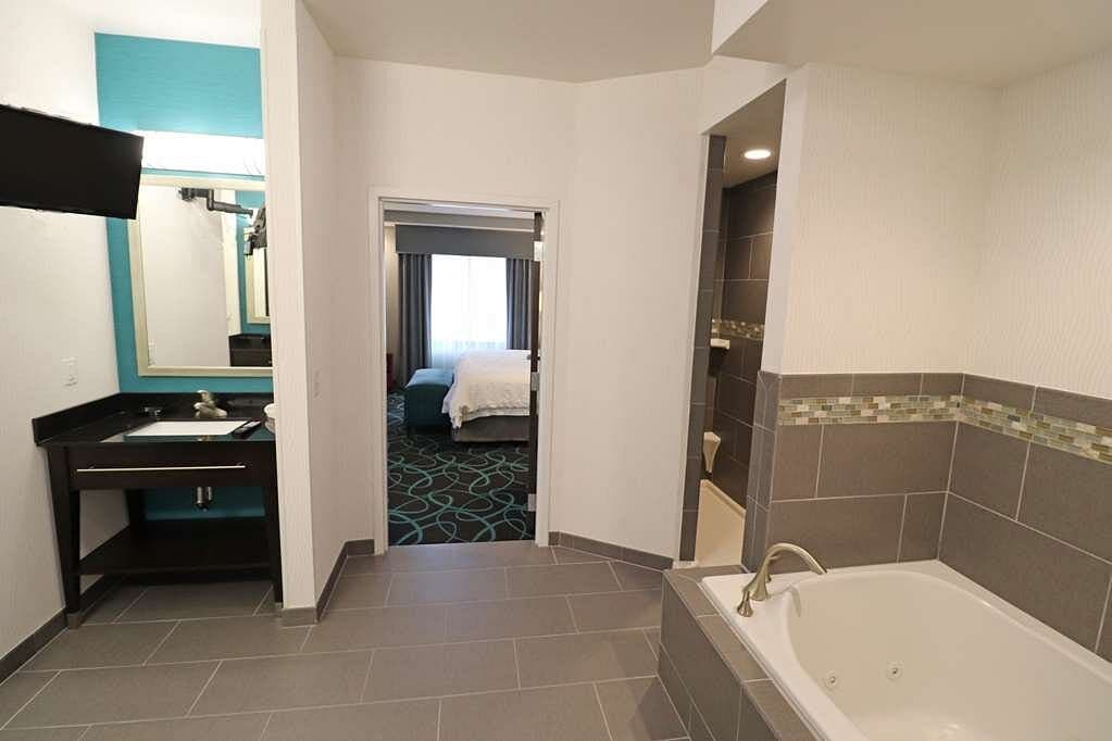 Hampton Inn Kearney Jacuzzi room