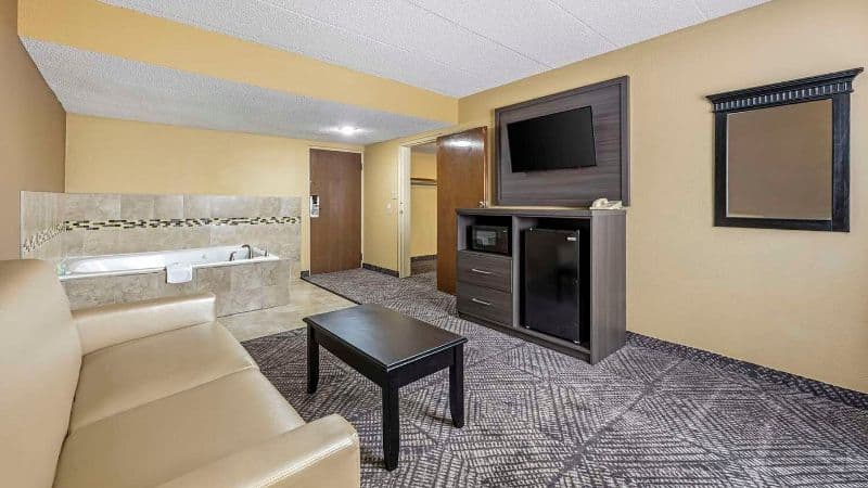 Quality Inn & Suites Jacuzzi room