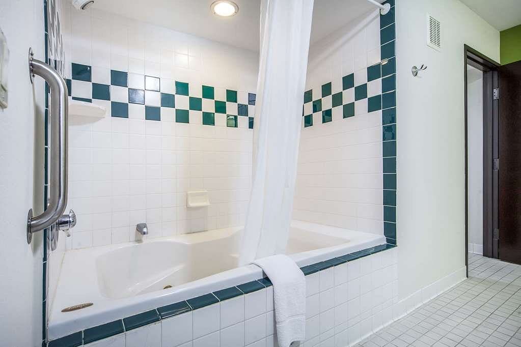 Sleep Inn & Suites Columbus Jacuzzi room