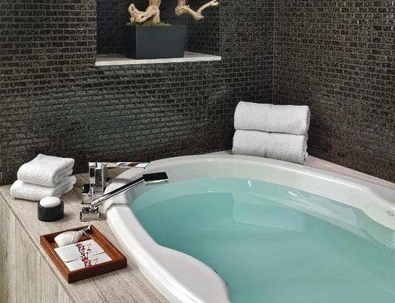 Caesars Palace Jacuzzi room