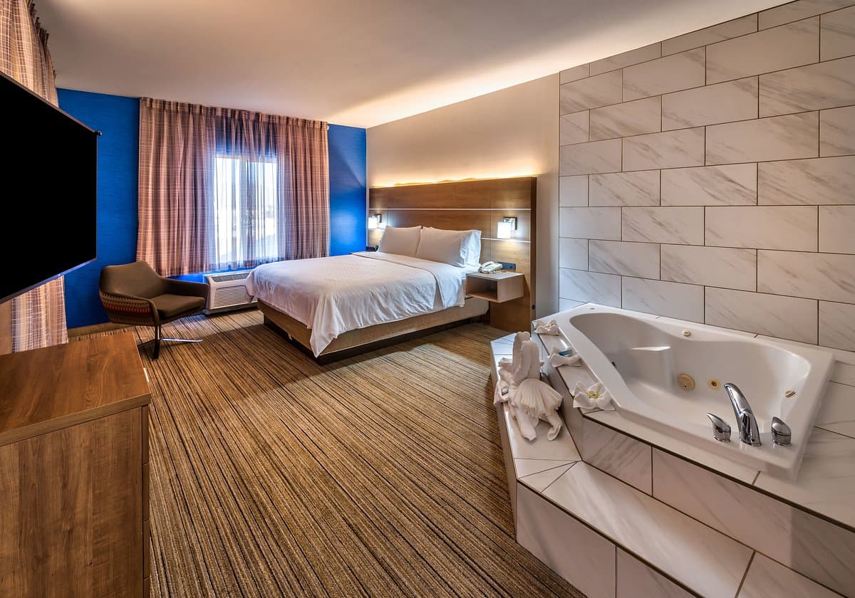 Holiday Inn Express & Suites Reno Airport, an IHG Hotel Jacuzzi room