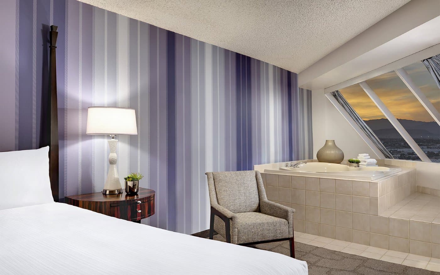 Luxor Hotel & Casino Jacuzzi room