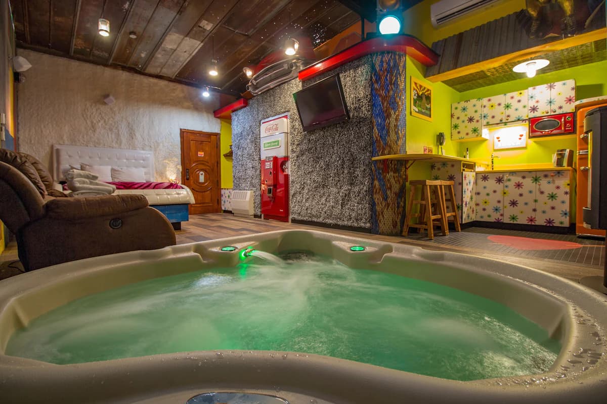Adventure Suites Jacuzzi room