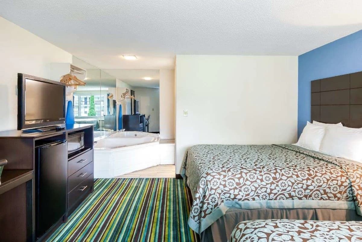 Beacon Inn and Suites Jacuzzi room
