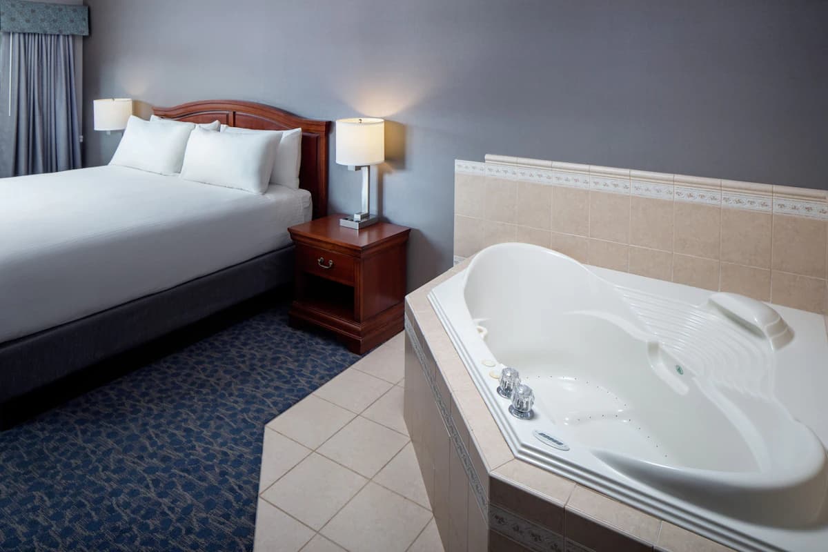 Golden Gables Inn Jacuzzi room