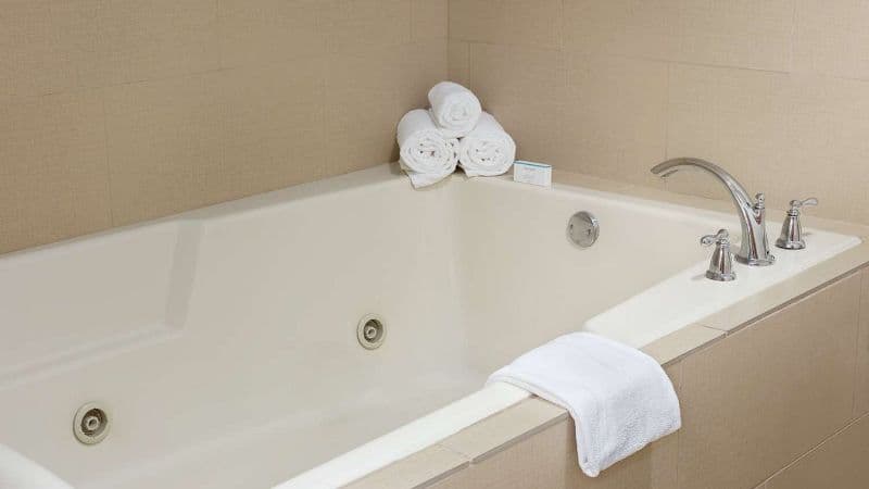 Hampton Inn & Suites Manchester-Bedford Jacuzzi room