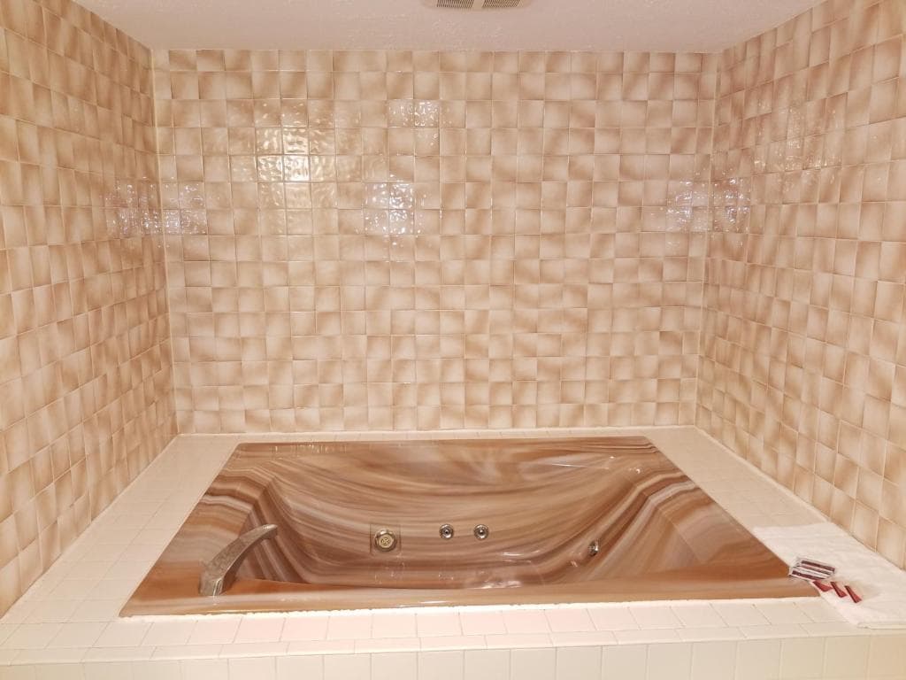 Hampton Village Inn Jacuzzi room