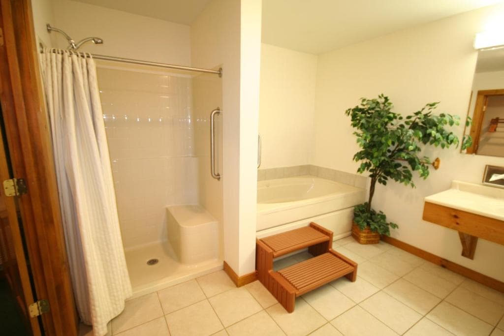 Nootka Lodge Jacuzzi room