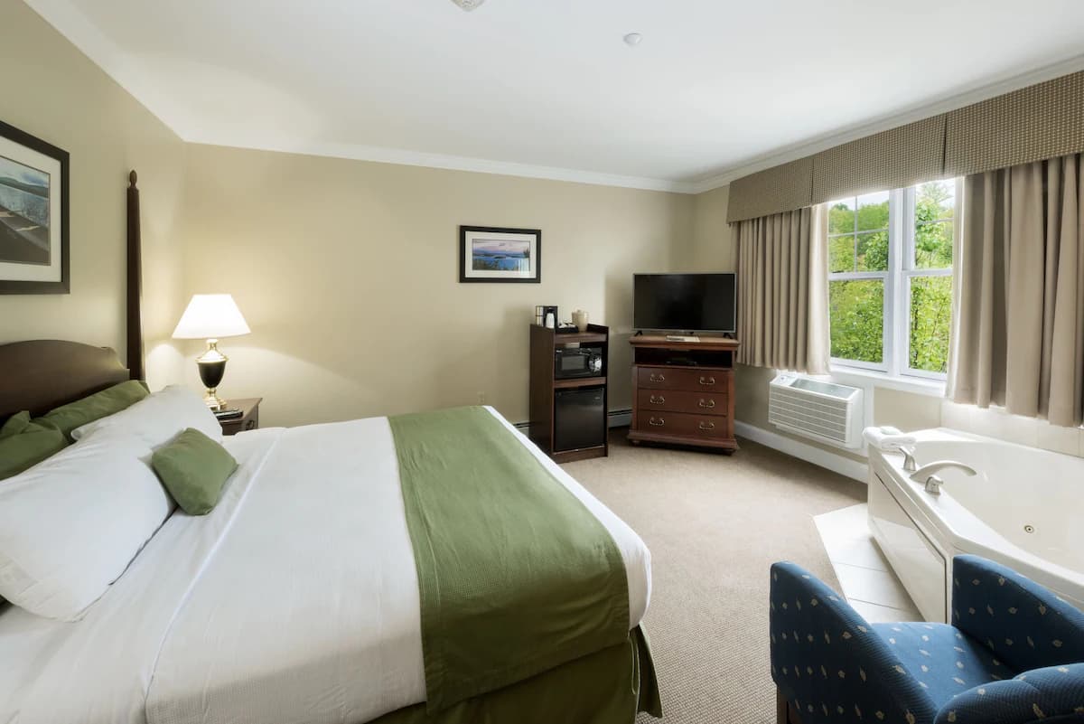 Steele Hill Resort Jacuzzi room