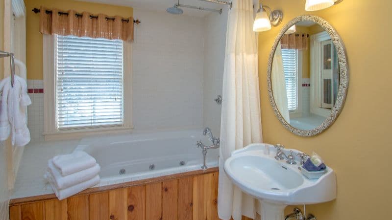 The Bernerhof Inn Jacuzzi room