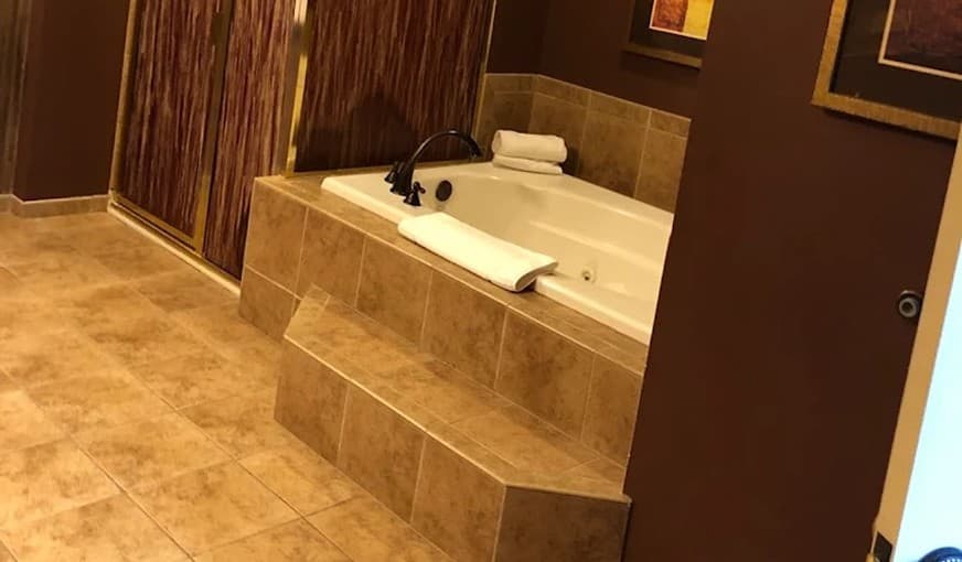 Grand Cascades Lodge Jacuzzi room