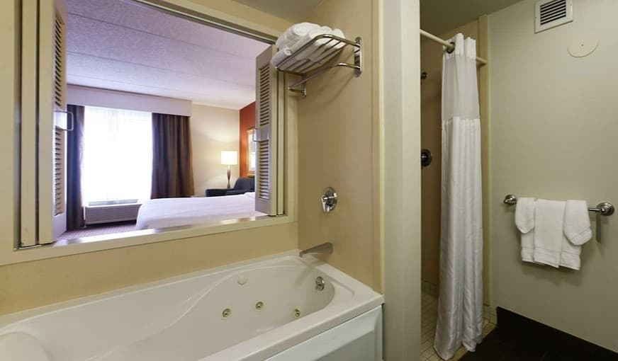 Hilton Garden Inn Secaucus/Meadowlands Jacuzzi room