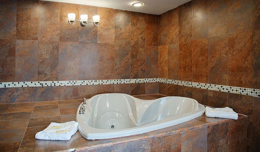 La Mirage Motor Inn Jacuzzi room
