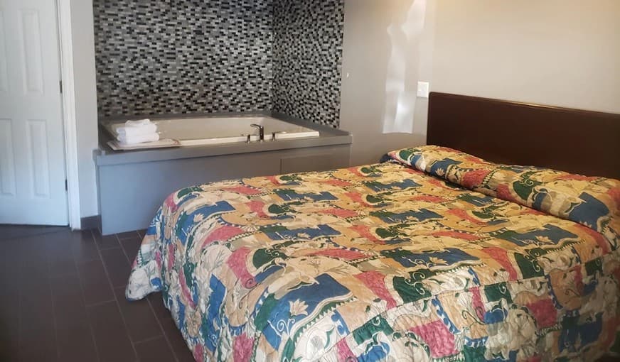 Post Road Inn Motel Jacuzzi room