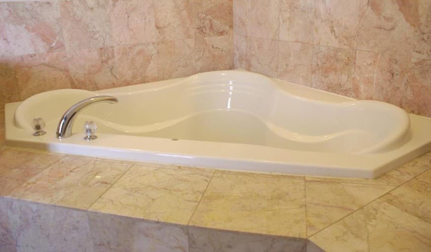 Raritan Hotel Jacuzzi room