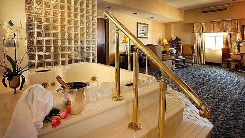 The Claridge Hotel Jacuzzi room