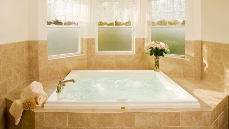 Wilbraham Mansion Jacuzzi room