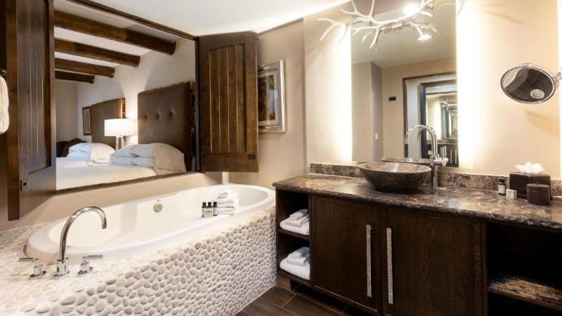 El Monte Sagrado Jacuzzi room