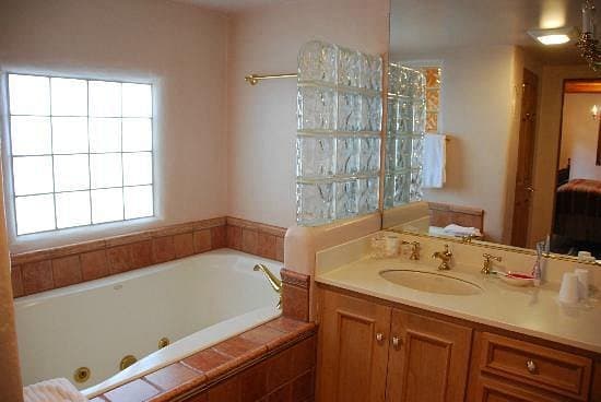 Palacio de Marquesa Jacuzzi room