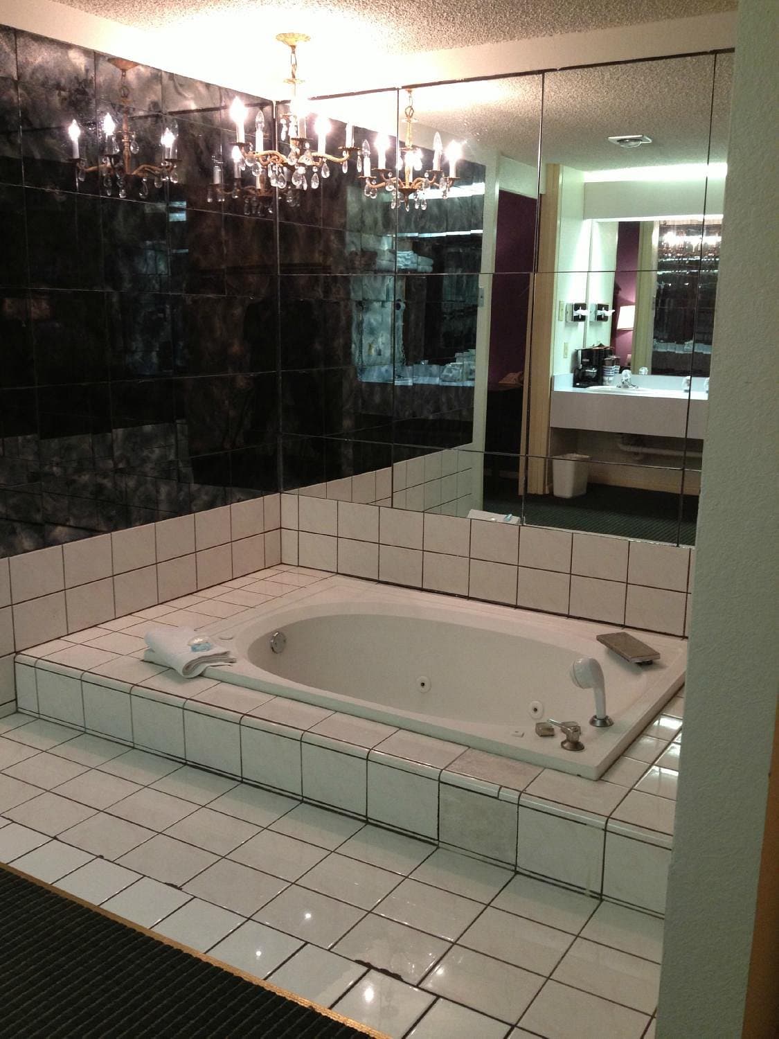 Stevens Inn Jacuzzi room