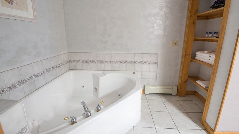 Adirondack Retreat Inn & Suites Jacuzzi room