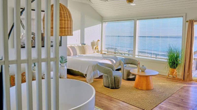 Aqua by American Beech Jacuzzi room