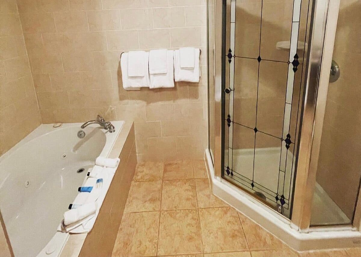 Belvedere Inn Jacuzzi room