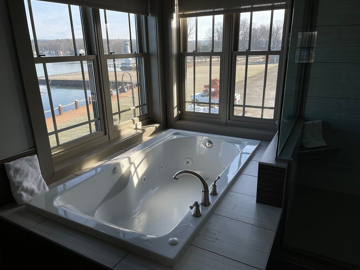 Chautauqua Harbor Hotel-Jamestown Jacuzzi room