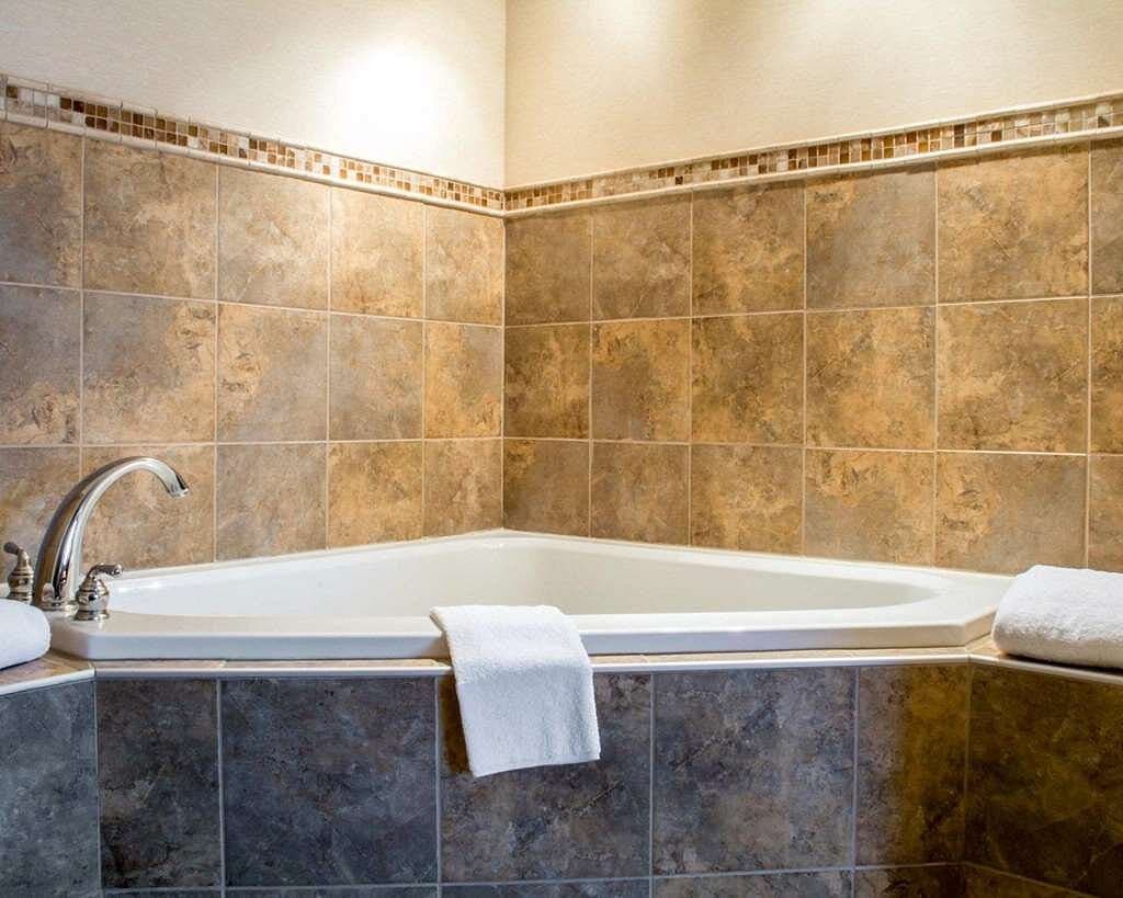 Cicero Grand Syracuse North Jacuzzi room