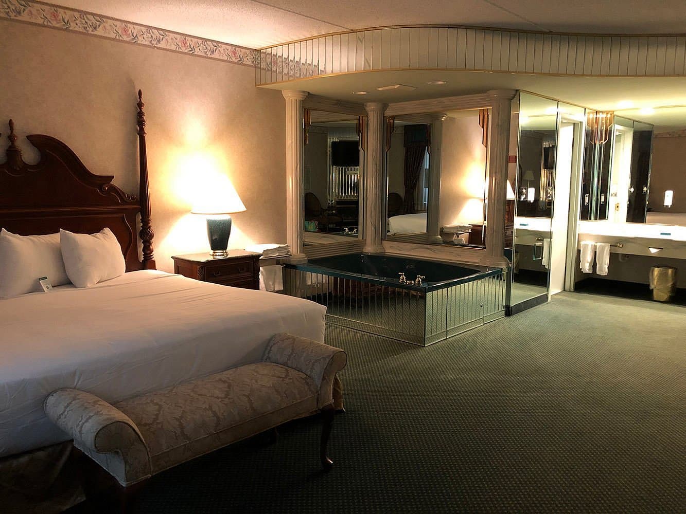 Garden Place Hotel Jacuzzi room